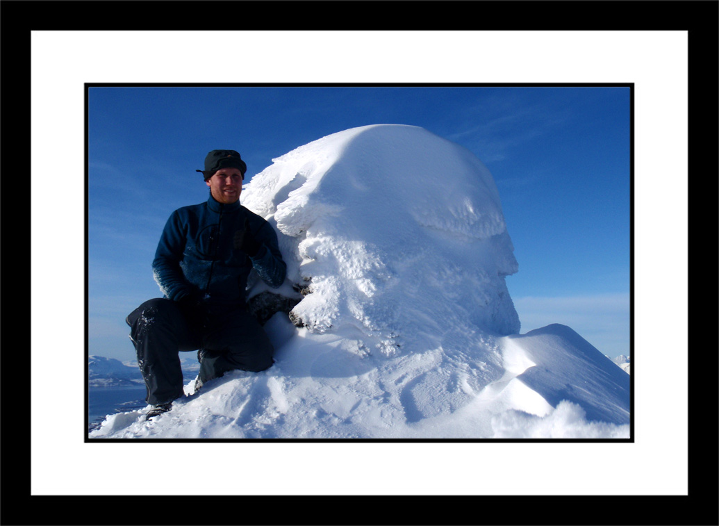 ToppbildeFugltinden.jpg - Kristen på toppen av Fugltinden 1033 meter over havet. Dato : 04.03.09.