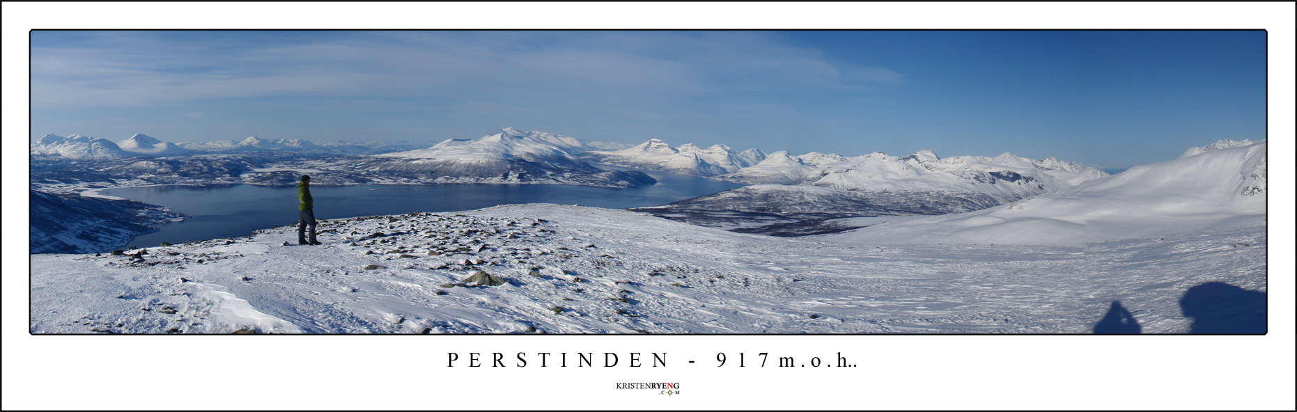 Panorama-Perstinden2.jpg - Kristen nyter en storslagen utsikt fra Perstinden 917 moh. Ser utover mot Fugltind, Blåtind og Balsfjorden.