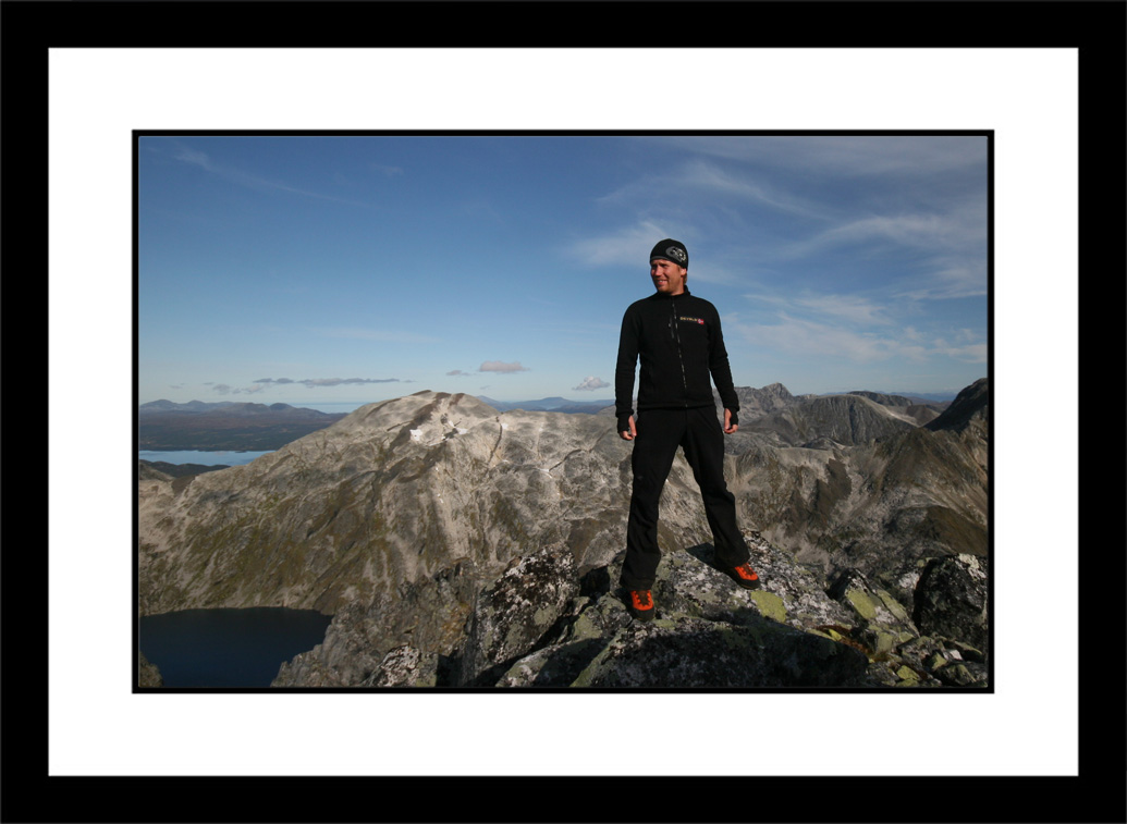 ToppbildeSkulgamtinden.jpg - Kristen på toppen av Skulgamtinden 946,5 meter over havet.
