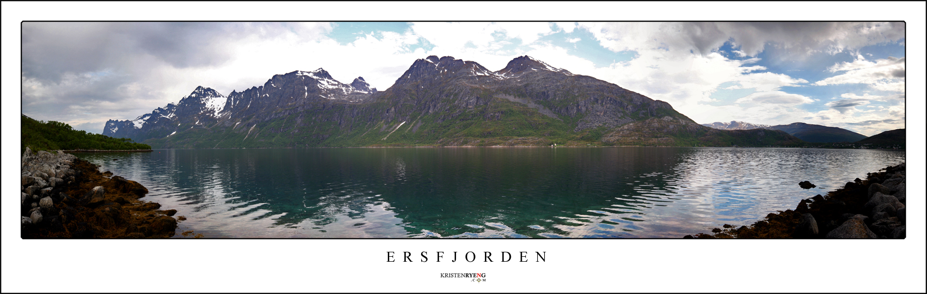 ErsfjordenPanorama.jpg - Utsikt over Ersfjorden. Skamtinden ytterste fjell til venstre. Buren som ytterste fjell til høyre i fjellkjeden.