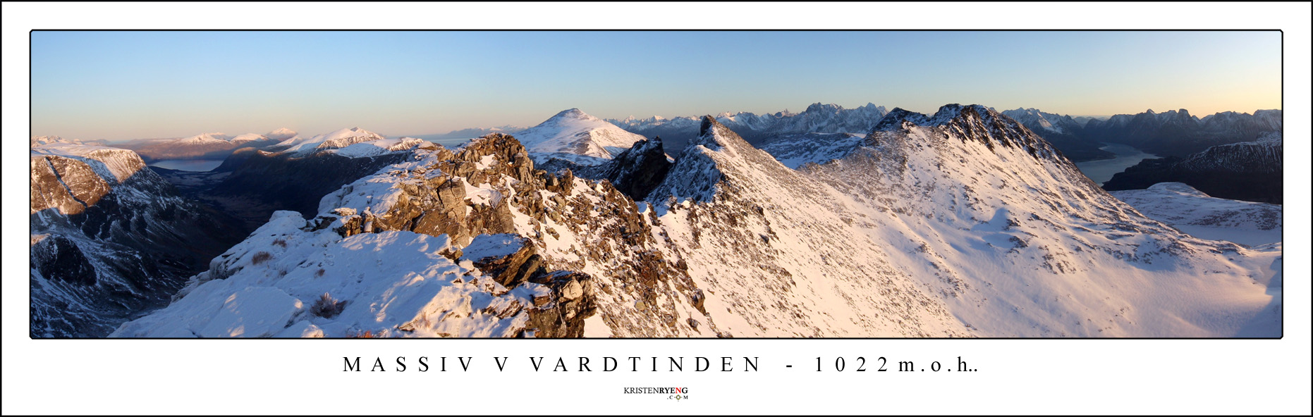 Panorama-MassivVVardtinden1.jpg - Utsikt mot nord fra høyde 1017 i fjellmassivet vest for Vardtinden. Toppen midt i bildet er høyde 1022 med Vardtinden til høyre for den igjen.