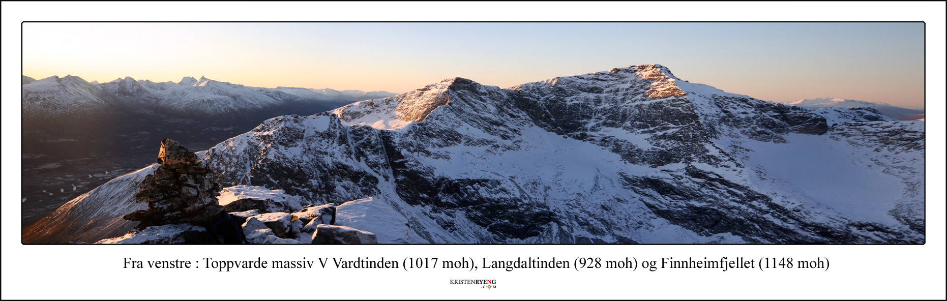 Panorama-MassivVVardtindenLangdaltindenFinnheimfjellet.jpg - Varden er høyde 1017 i fjellmassivet vest for Vardtinden ved Breivikeidet. Videre mot sør ses Langdaltinden og Finnheimfjellet.
