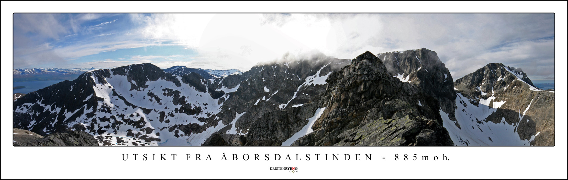 PanoramaAaborsdalstinden4.jpg - Utsikt mot nordvest fra Åborsdalstinden. Ute til venstre ses Bjørnskartindan (923 moh), inne i tåken i midten Soltindan (1051 moh) og ytterst til høyre navnløs topp 1000 moh.