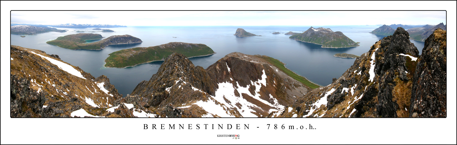 PanoramaBremnestindenWEB.jpg - Utsikt fra Bremnestinden. Bak til venstre ses Sommarøy, Tussøy og like til venstre for midten av bildet Høgøya. Bak midt i bildet ligger Håja med Sessøya til høyre. Ute i høyre billedkant, i bakkant, ses Rekvik.