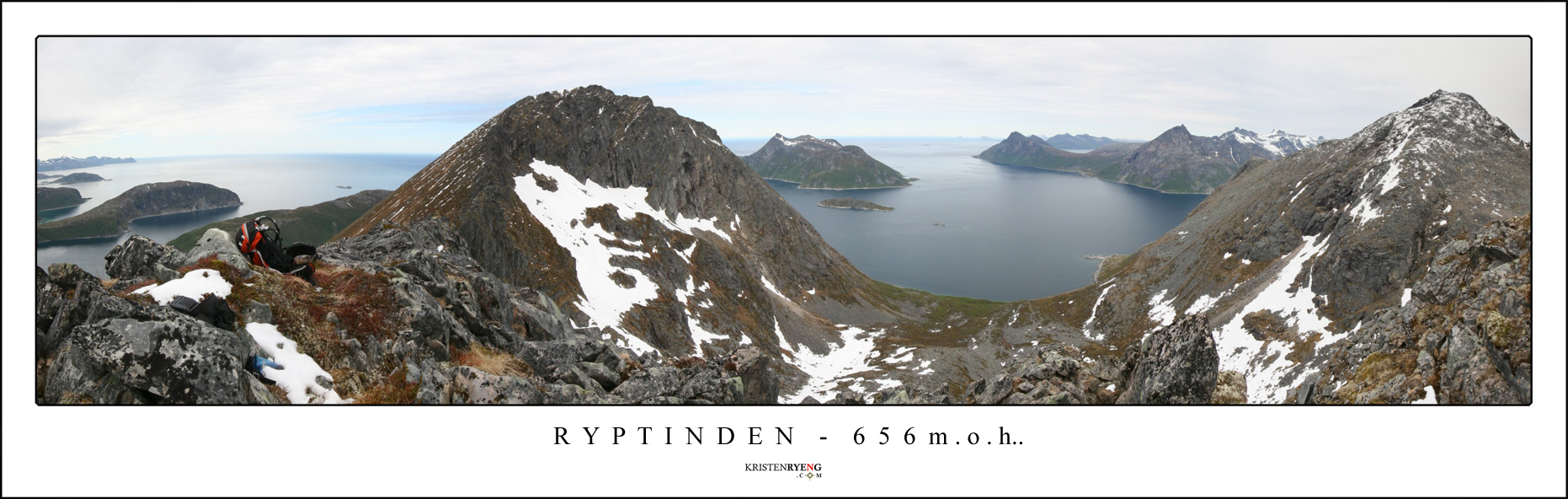PanoramaRyptinden.jpg - Utsikt fra Ryptinden. Breitinden ses helt til høyre i bildet med Rekvik i bakkant. I midten ligger Sessøy og litt til venstre for midten ses Bremnestinden.