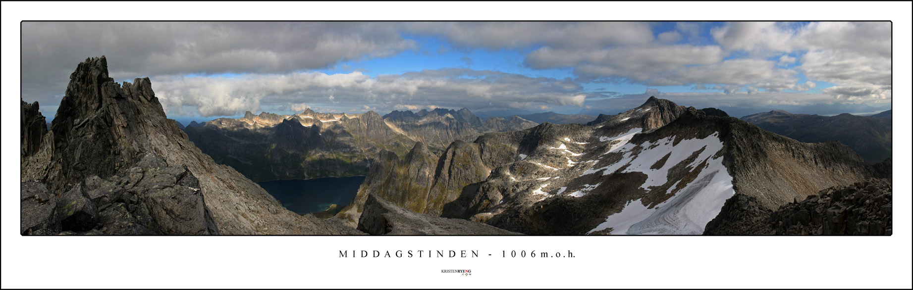 WEBMiddagstinden3.jpg - Utsikt fra Middagstinden. Her over Ersfjorden og Ersfjordtraversen bak. Til høyre i bildet ses Skitntinden.