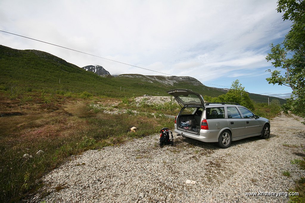 IMG_0001.JPG - Parkering på grusveien like nord for Sør-Åborneset. Dagens topp ses bak litt til venstre i bildet.