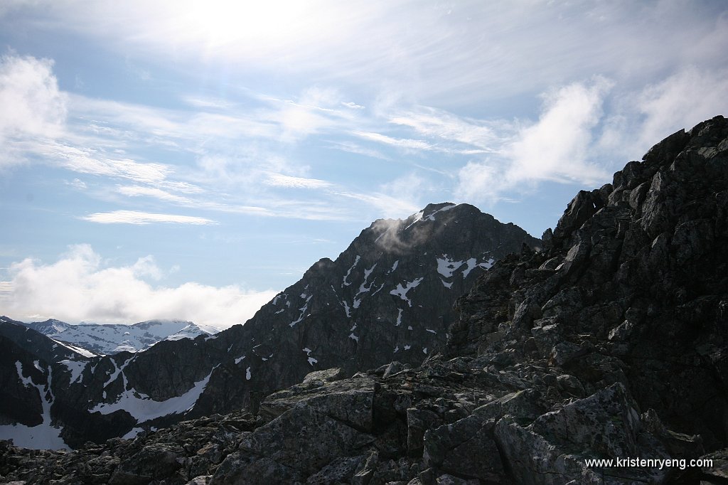 IMG_0192.JPG - I et øyeblikk viser Soltindan seg uten tåke. Ringvassøyas høyeste punkt, 1051 moh.