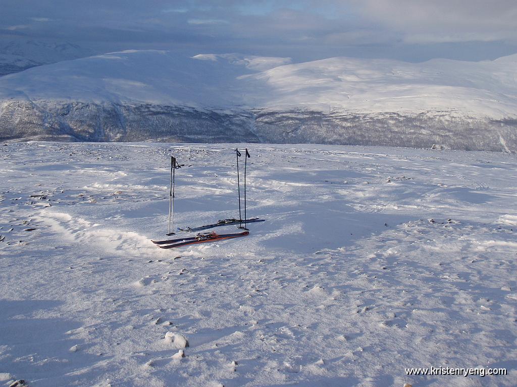 P2280024.JPG - Siste 50-100 meterene mot varden gikk til fots. Årsak: det var rett og slett ikke snø å gå på ski her...