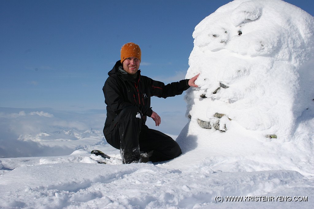 IMG_0115.JPG - Kristen ved toppvarden på Rundfjellet, 750 moh.