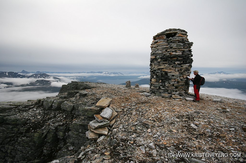 IMG_0112.JPG - Daniel signerer gjesteboken på toppen av Blåtinden, 1180 moh