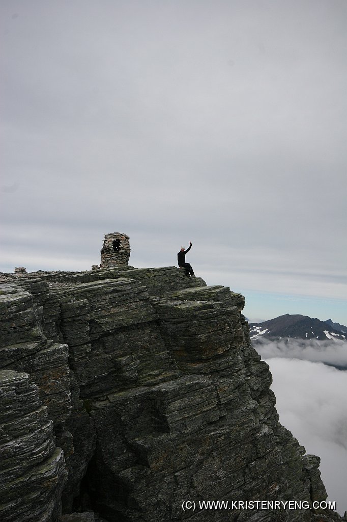 IMG_0168.JPG - Kristen hilser fra toppen av Blåtinden.