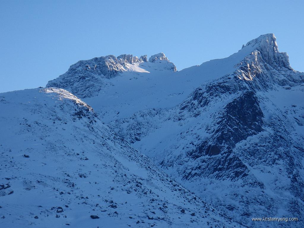 P2140136.JPG - Utsikt mot Storstolpan (oppe til høyre). En populær tur på ski.