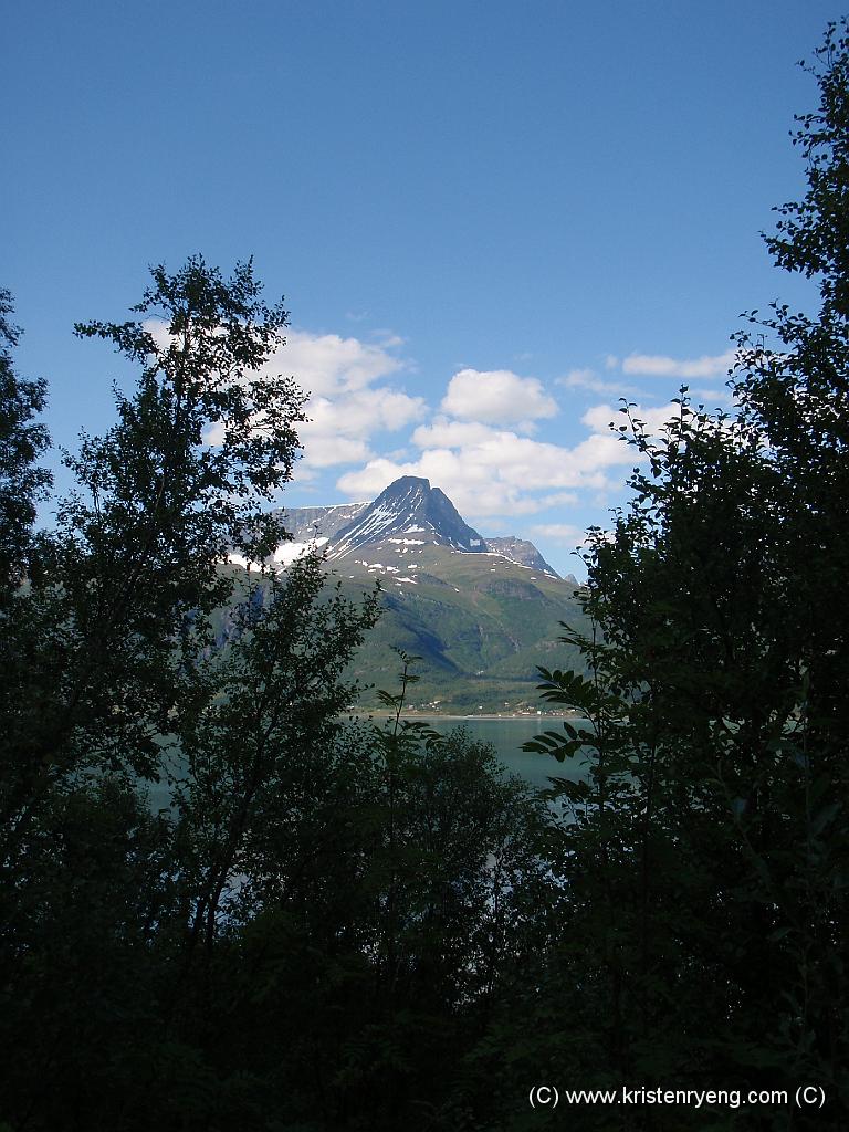 P7260080.JPG - Fantastisk utsikt mot fjellene på motsatt side av Storfjorden.