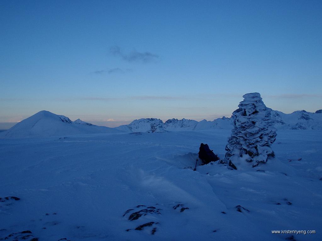 P2040045.JPG - Den store varden på toppen av Finnkollen. Her med fjellene på Kattfjordeidet bak. Vasstinden helt til venstre.
