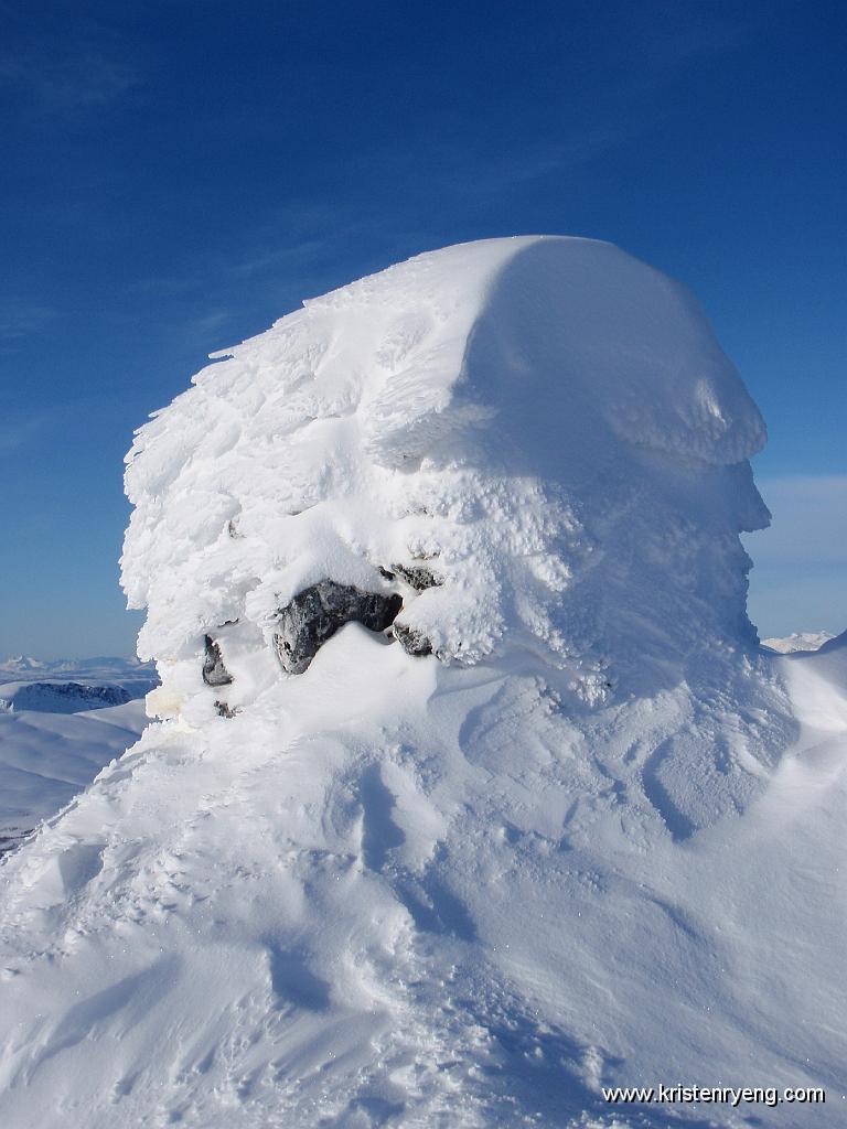 P3040044.JPG - En noe nedføyket toppvarde på toppen av Fugltinden - 1033 meter over havet.