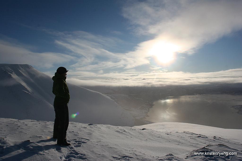 IMG_0074.JPG - Kristen nyter utsikten over Balsfjorden fra toppen av Laksvatnfjellet. Henriktinden sees bak til venstre i bildet.