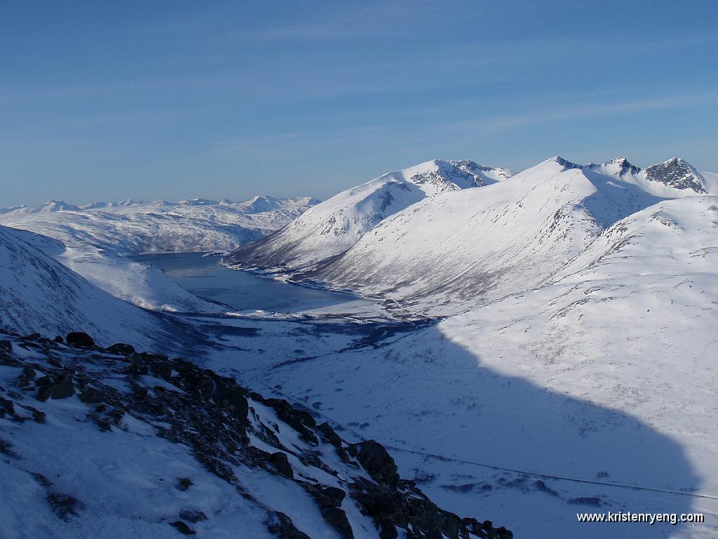 P3100006.JPG - Utsikt over Nordfjorden med Nordfjordtinden oppe til høyre i bildet. Bak og i midten av bildet ses Vasstinden.