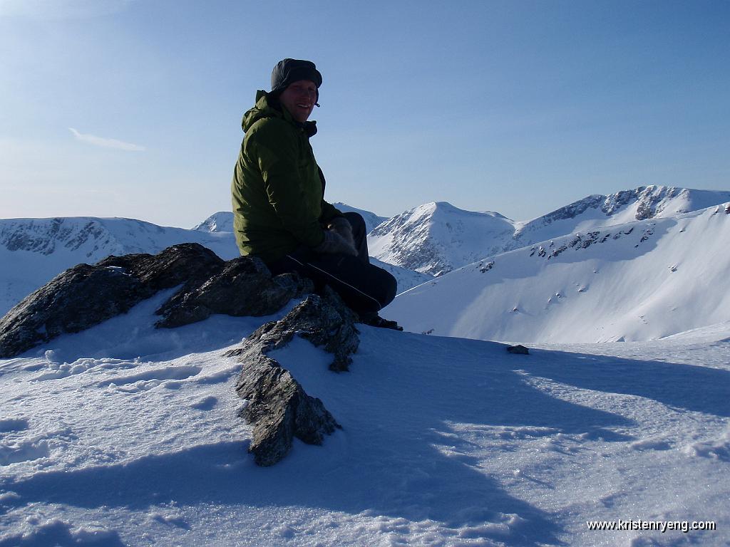 P3100022.JPG - Kristen på toppen av Langfjellaksla.