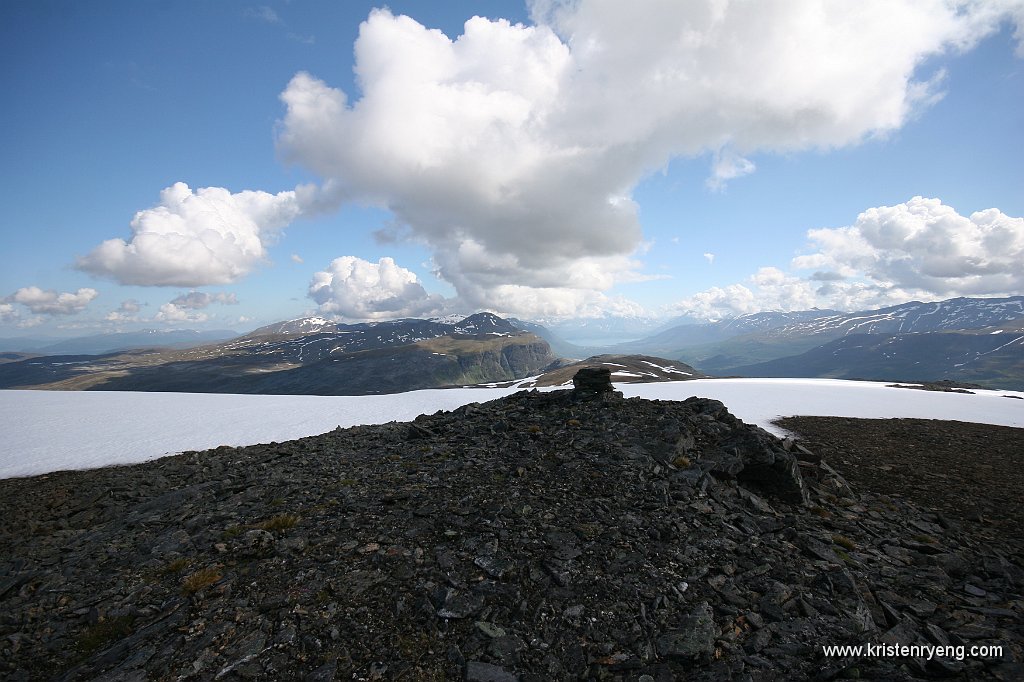 IMG_0093.JPG - Toppvarden til Langlitinden, 959 moh. Her med utsikt mot Breivikeidet.