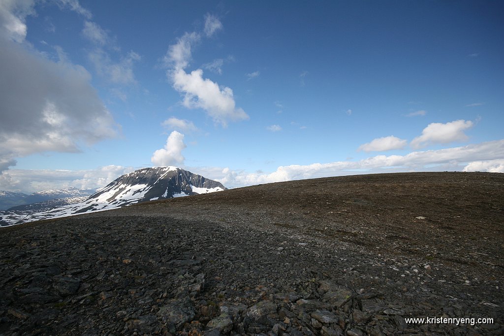 IMG_0095.JPG - Ikke helt samme ruvende topp som Tromsdalstinden, men et flott fjell alikevell. Bortsett fra myggen...