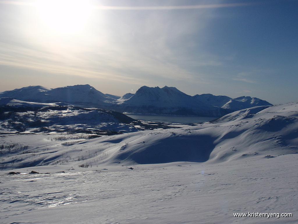 P3050013.JPG - Sol, lite vind og flott vinterføre. Her med utsikt mot Bentsjordnestinden og Malangen.