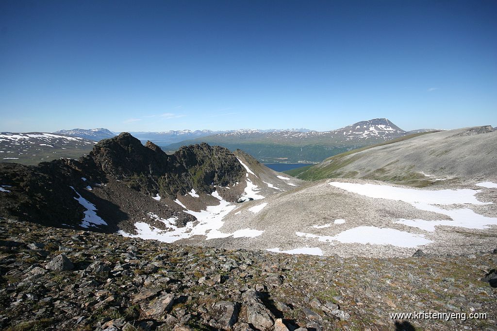 IMG_0066.JPG - Utsikt mot Maritindans lavere toppen, samt Henrikskardet og dalføret vi kom opp. Tromsdalstinden bak til høyre.