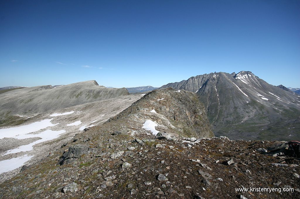 IMG_0069.JPG - Fagerfjellet til venstre. Litt til høyre for midten ses Hamperokken som en liten "tapp" bak i fjellmassivet.