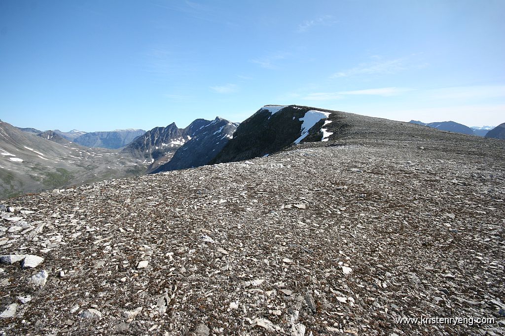 IMG_0107.JPG - Topplatået. Herfra er det 5-600 meters flat gange inn mot toppen og toppvarden.