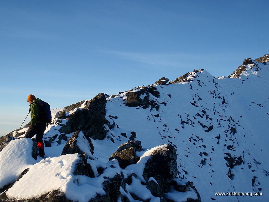 PA300035.JPG - Fin smal rygg som strekker seg mot toppen. Selv med sine beskjedne 634 moh gir fjellet massevis av alpin følelse.