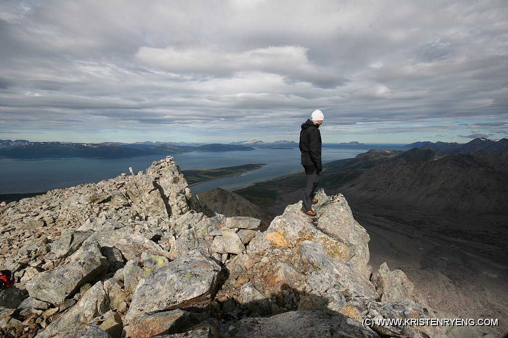 IMG_0581.JPG - Kristen nyter utsikten mot Veidalen fra toppen av Steinfjellet.