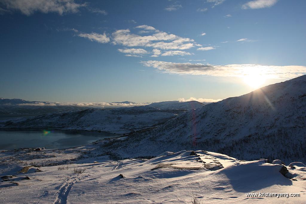 IMG_0010.JPG - Utsikt tilbake mot Kvaløyvågen. Solen skinner over ryggen som leder mot Laukviktinden.