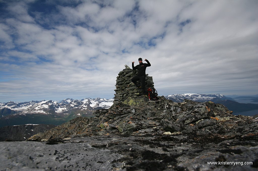 IMG_0166.JPG - Kristen på toppen av Rasmustinden (1224 moh).