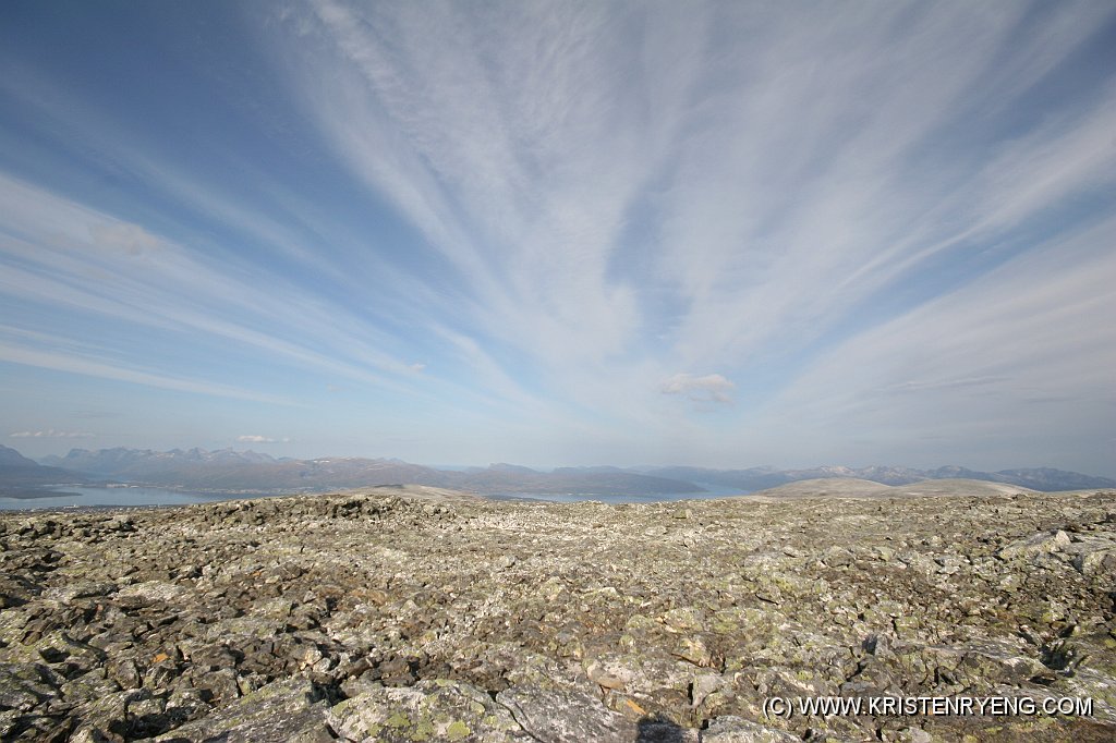 IMG_0458.JPG - Utsikt mot vest. Kvaløya og Ringvassøya ses bakerst i horisonten.