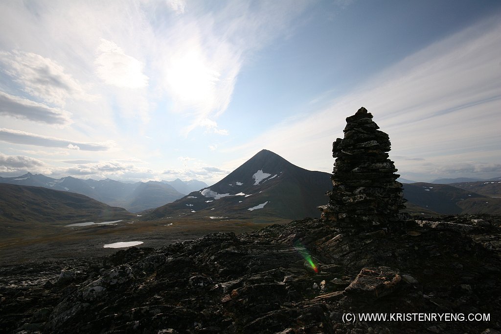 IMG_0460.JPG - Toppen av Skarsfjellet, 843 moh. Den mer ruvende og kjente Tromsdalstinden bak.