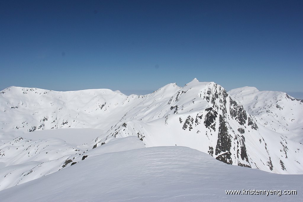 IMG_0183.JPG - Skulgamtindens høyeste punkt, 946 moh, ses som en spiss litt til høyre i bildet.