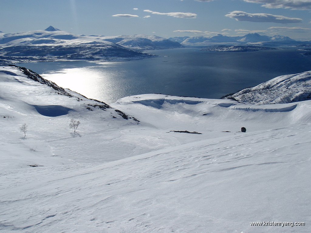 P4030386.JPG - Utsikt tilbake mot Tromsøya (bak til høyre). Vi ser toppen av Tromsdalstinden bak til venstre i bildet.