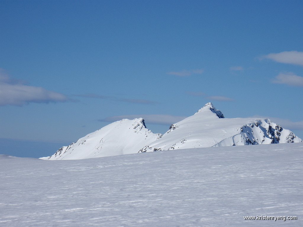 P4030434.JPG - Fra toppen ses Skulgamtinden (946 moh) t.h og Kløfttippen (918 moh) t.v.