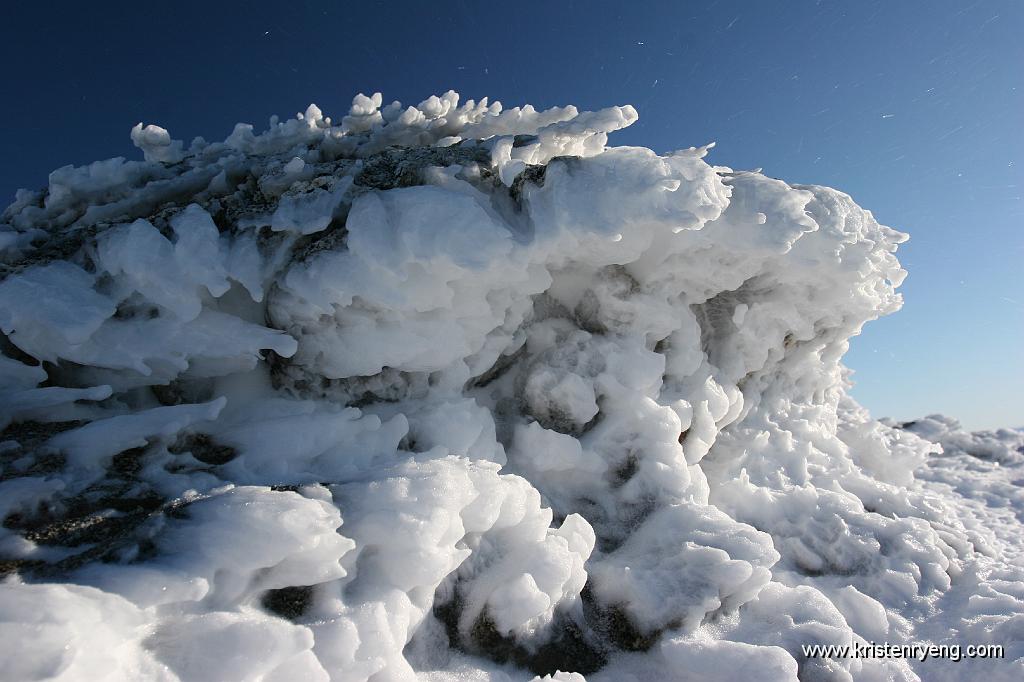 IMG_0057.JPG - Morsomme is og snøformasjoner langs bakken.