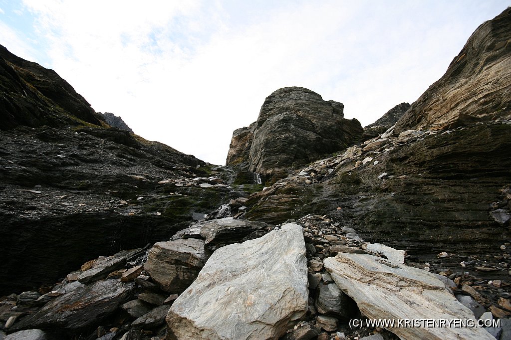 IMG_0124.JPG - Trollsk steinur med en liten bekk som ender i Loppovatnet.