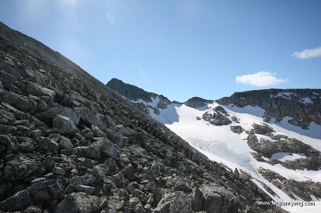 IMG_0384.JPG - Over skaret ser vi Soltindan med isbreen. Først en travers langs steinura under topp 1005.