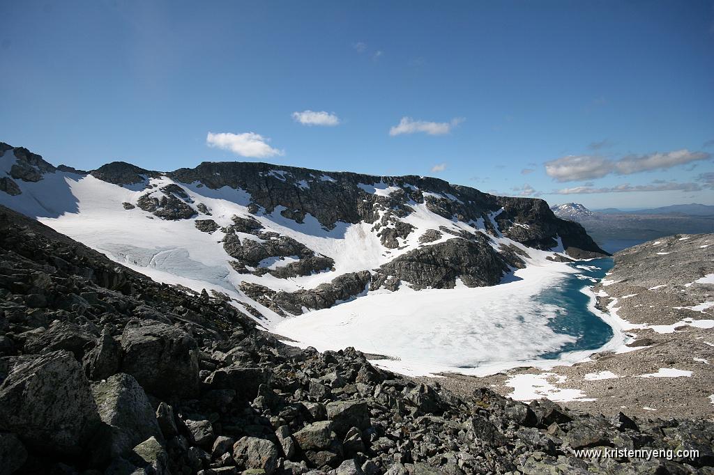 IMG_0386.JPG - Brevatnet nord for Soltindan. Midt i juli ligger det fremdeles godt med is på vannet. Vannet ligger i 6-700 meters høyde. Oppe til venstre i bildet ses isbreen som ligger nord for Soltindan.