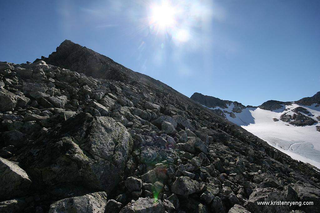 IMG_0389.JPG - Navnløs topp 1005 moh med Soltindan bak til høyre. Steinura her er veldig løs, selv store steiner raser nedover mens man traverserer langs ura.