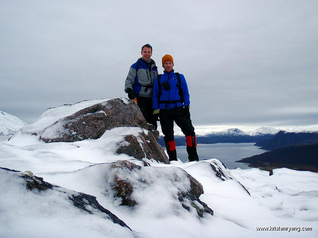 PA220041.jpg - Frank (t.v) og Kristen (t.h) med utsikt mot Tromvik og Grøtfjorden i bakgrunnen.
