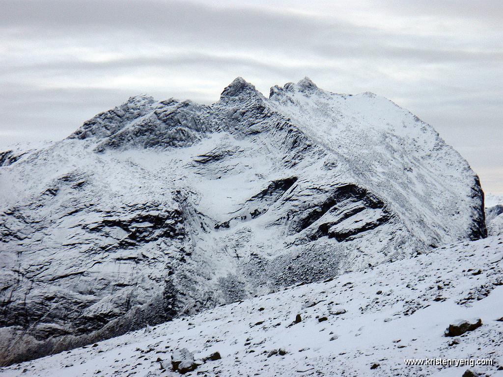 PA220042.jpg - Utsikt mot Skamtinden, ett av flere fjell langs Ersfjordtraversen.