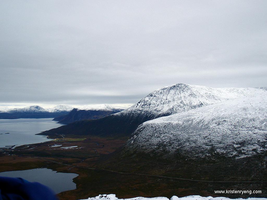 PA220043.jpg - Tromvik (nede til venstre) og Ramnafjellet som det høyeste fjellet i bildets høyre del.