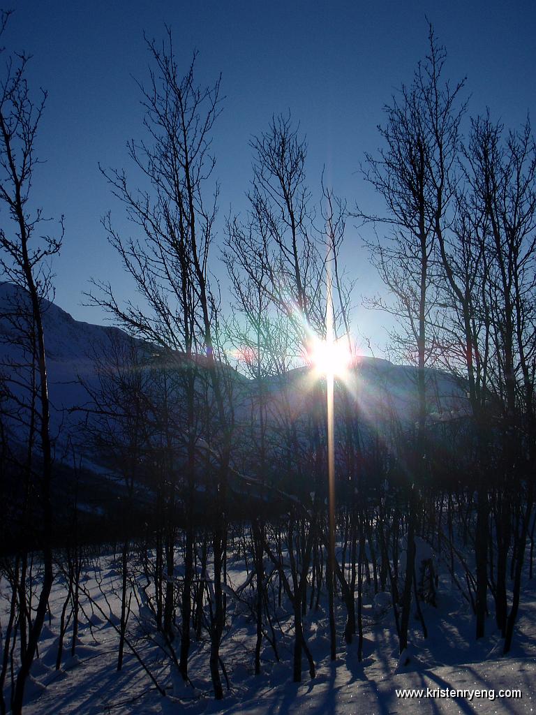 P2200117.JPG - Solen strekker seg over Lavangstinden i fjellkjeden Nakkefjellet.