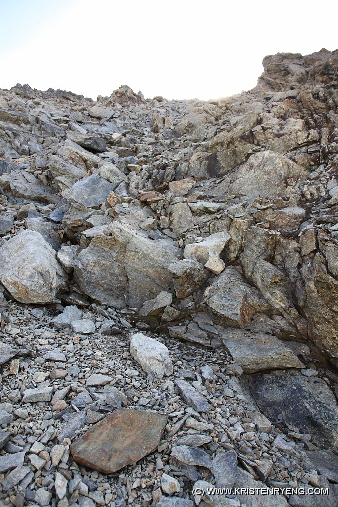 IMG_0520.JPG - Grus, steinur - alt i varienende "fasthet". Selv store steiner kan være svært løst oppover her.