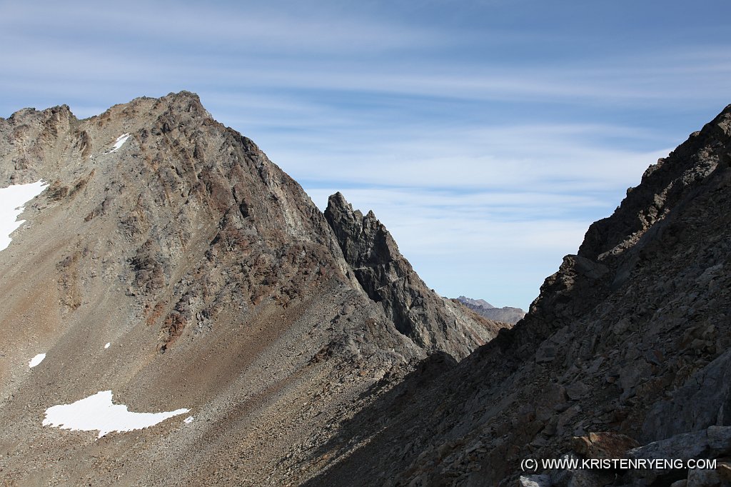 IMG_0528.JPG - Skaret mellom nanvnløs høyde (1237 moh) til venstre, og Sultinden (1083 moh) opp til høyre i bildet.