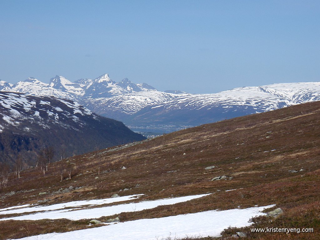 P5290011.JPG - Den første utsikten mot Tromsøya viser seg.
